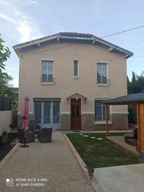 Villa de charme proche de la cité avec jacuzzi.